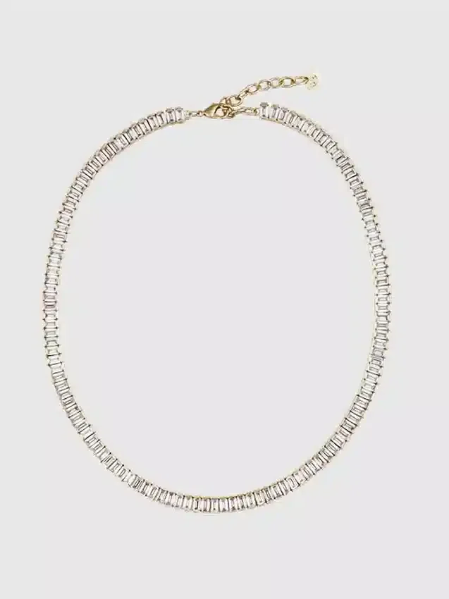 Collar tipo tenis con corazón en forma de baguette