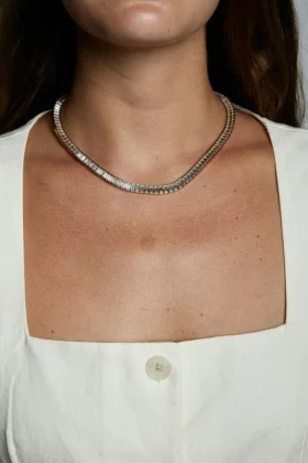 Collar tipo tenis con corazón en forma de baguette