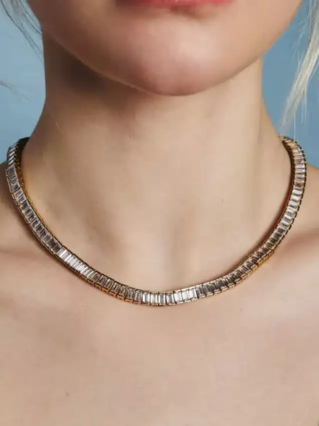 Collar tipo tenis con corazón en forma de baguette