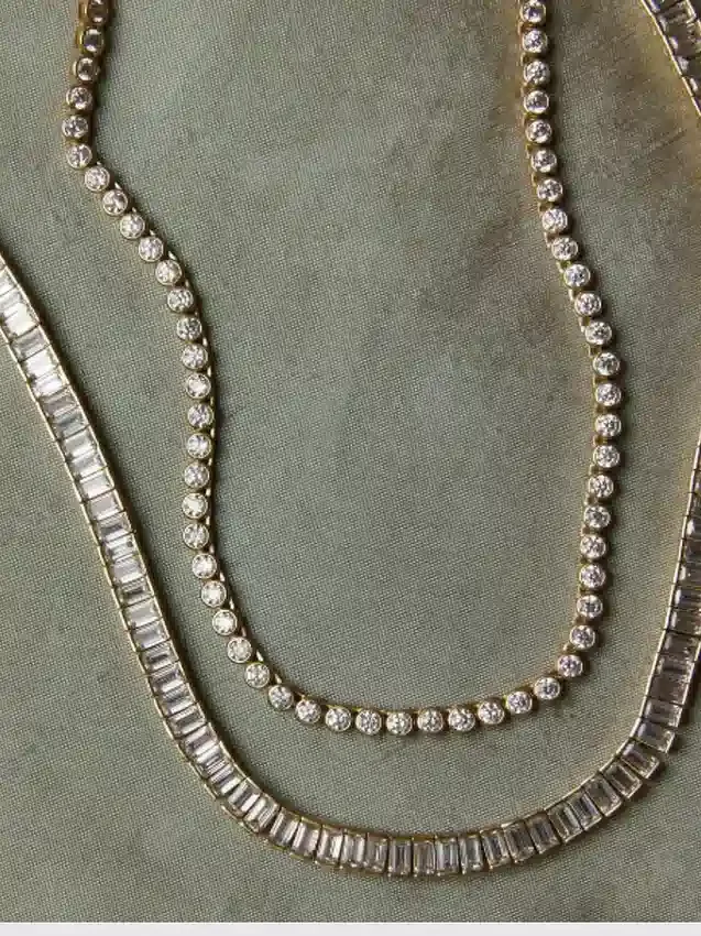 Collar tipo tenis con corazón en forma de baguette