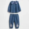 Conjunto de mezclilla con estampado floral para bebé