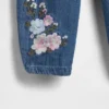 Conjunto de mezclilla con estampado floral para bebé