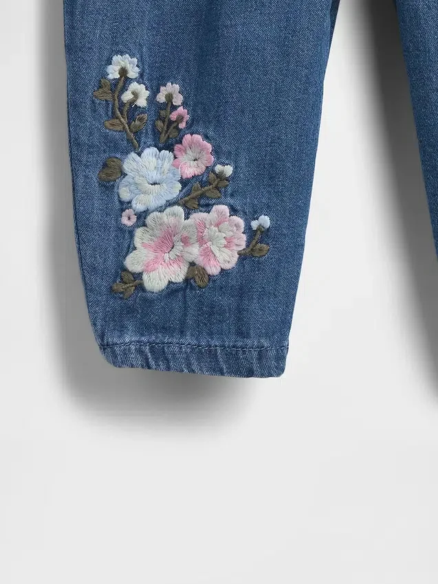 Conjunto de mezclilla con estampado floral para bebé