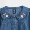Conjunto de mezclilla con estampado floral para bebé