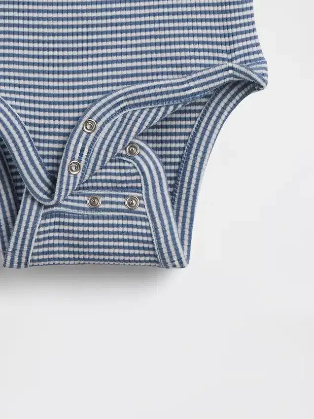 Conjunto de pantalones cortos y body «Grow-With-Me» de Tinyrib para bebé