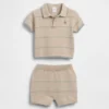 Conjunto de polo y shorts a rayas para bebé