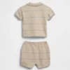 Conjunto de polo y shorts a rayas para bebé