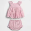 Conjunto de ropa para bebé con ojales