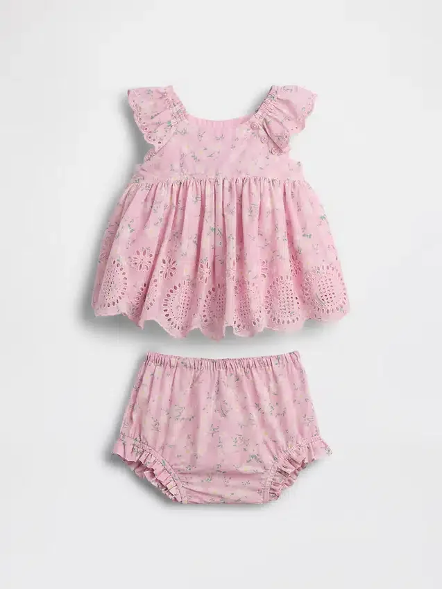 Conjunto de ropa para bebé con ojales