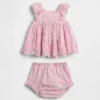 Conjunto de ropa para bebé con ojales