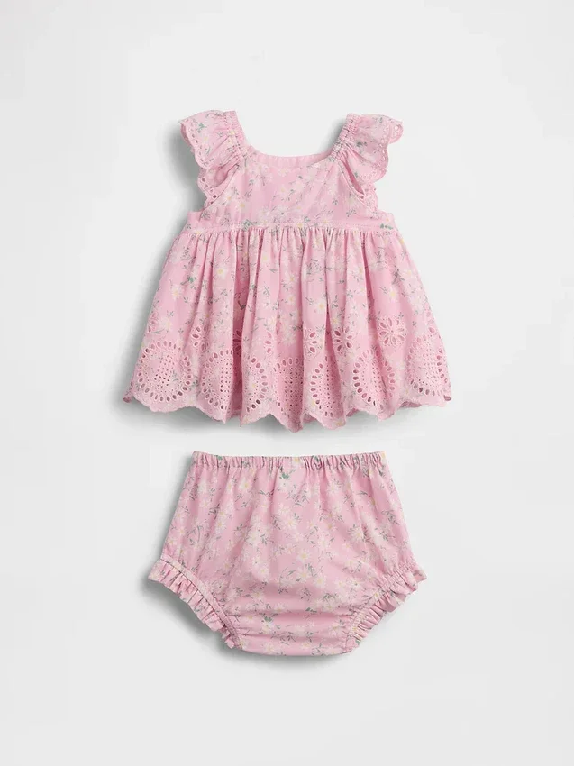 Conjunto de ropa para bebé con ojales