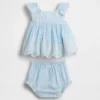 Conjunto de ropa para bebé con ojales