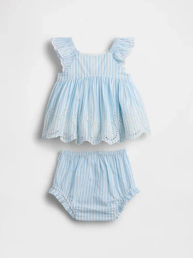 Conjunto de ropa para bebé con ojales