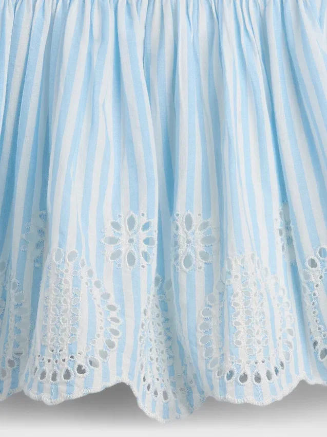 Conjunto de ropa para bebé con ojales