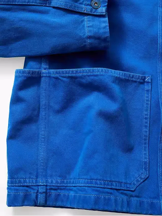 Consigue la chaqueta de trabajo holgada azul