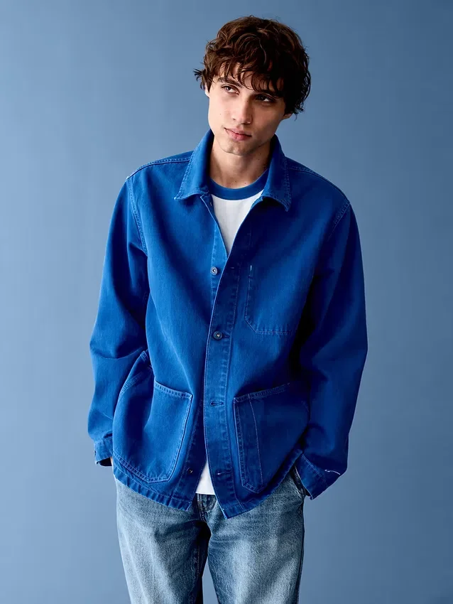 Consigue la chaqueta de trabajo holgada azul