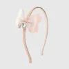 Diadema con moño brillante y dije de corazón de Sweet Wink