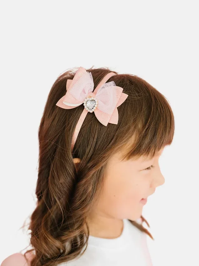 Diadema con moño brillante y dije de corazón de Sweet Wink