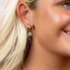 Dije con huella de pata perforado para aretes Huggie
