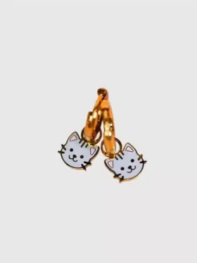 Dije de gato con orificio para aretes tipo huggie