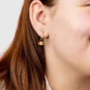 Dije de perro con agujero para aretes Huggie