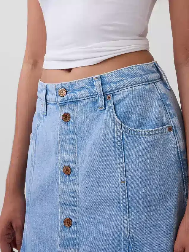 Falda larga de mezclilla con costuras y botones en el frente