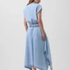 Falda midi de mezclilla con corte en forma de pañuelo