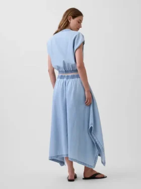 Falda midi de mezclilla con corte en forma de pañuelo