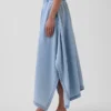 Falda midi de mezclilla con corte en forma de pañuelo