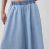 Falda midi de mezclilla con corte en forma de pañuelo