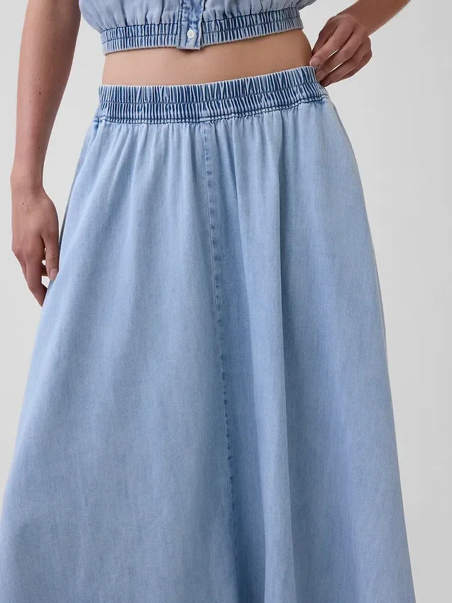 Falda midi de mezclilla con corte en forma de pañuelo