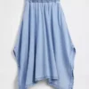 Falda midi de mezclilla con corte en forma de pañuelo