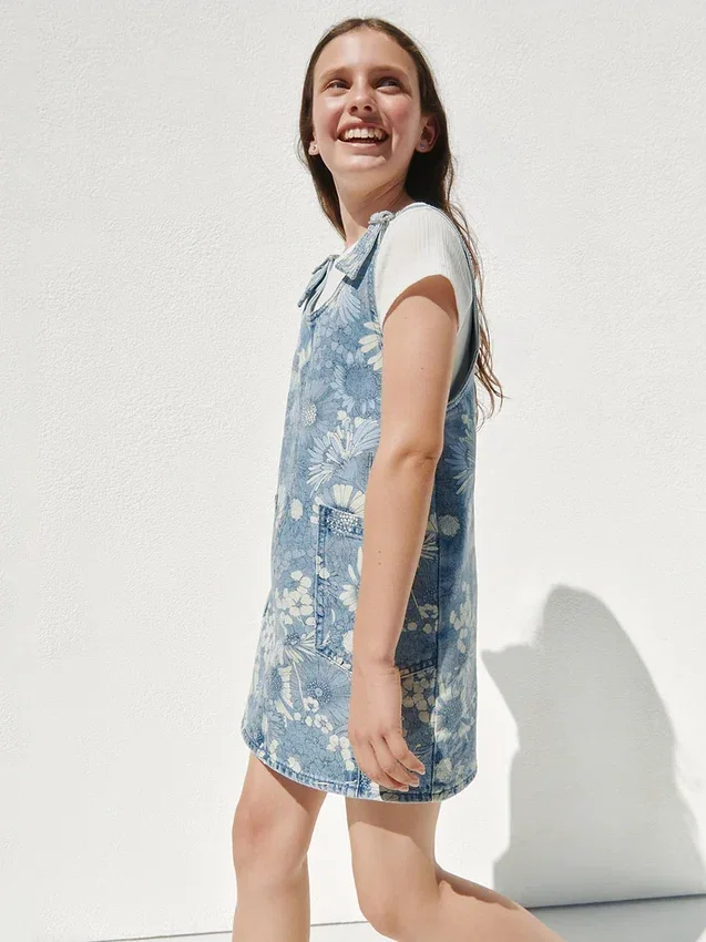 Faldón de mezclilla con estampado floral para niños