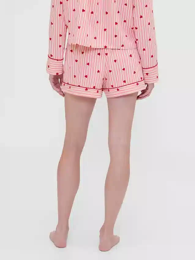 Gap × Summer Fridays: Pantalones cortos de pijama de franela con corazones