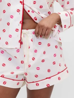 GAP × Summer Fridays: Pantalones cortos de pijama de popelín con estampado «Kiss»