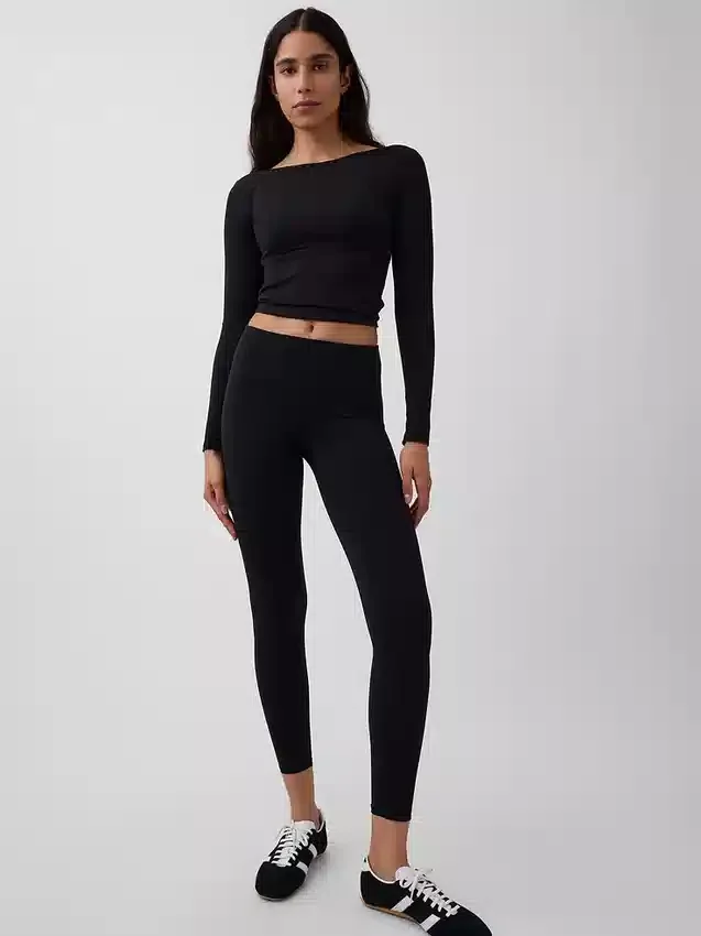 GapFit Smooth con cuello de barco en camisea