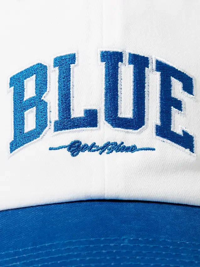 Gorra de béisbol con logotipo azul