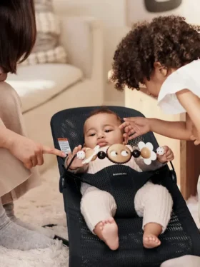 Hamaca para bebé BabyBjörn con juguete de ojos saltones