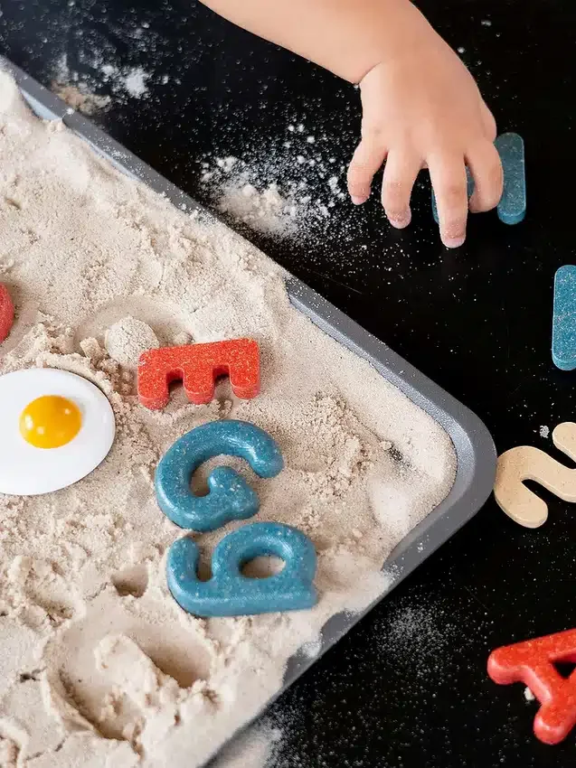 Juego de habilidades lingüísticas con el alfabeto en mayúsculas