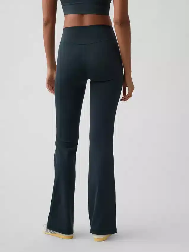 Leggings GapFit Smooth de talle alto y corte acampanado