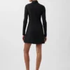 Mini vestido con costuras y tejido elástico en dos direcciones
