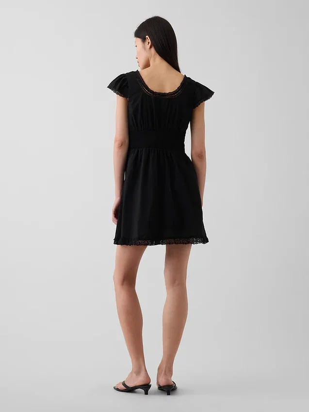 Mini vestido con cuello redondo y ribete de encaje