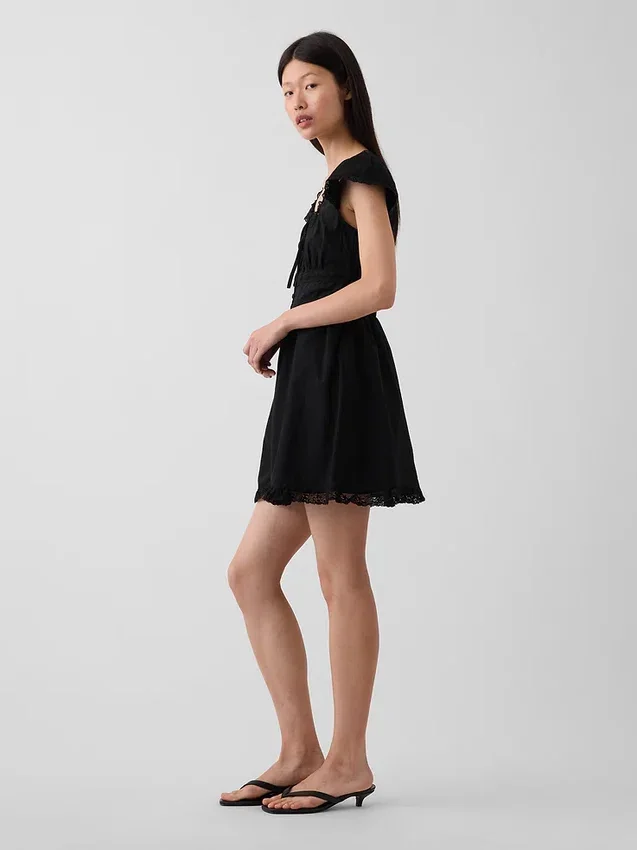 Mini vestido con cuello redondo y ribete de encaje