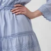 Mini vestido con ribete de encaje
