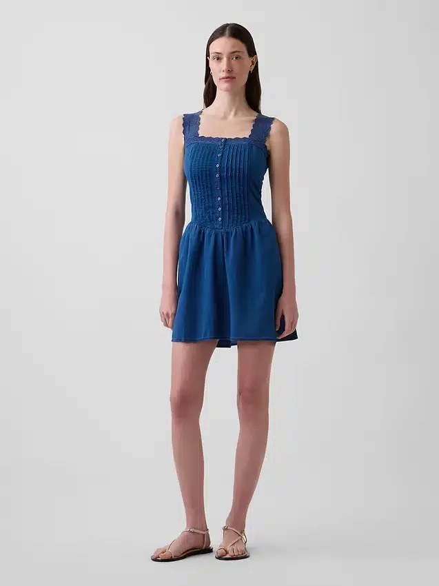 Mini vestido de cintura baja con pinzas