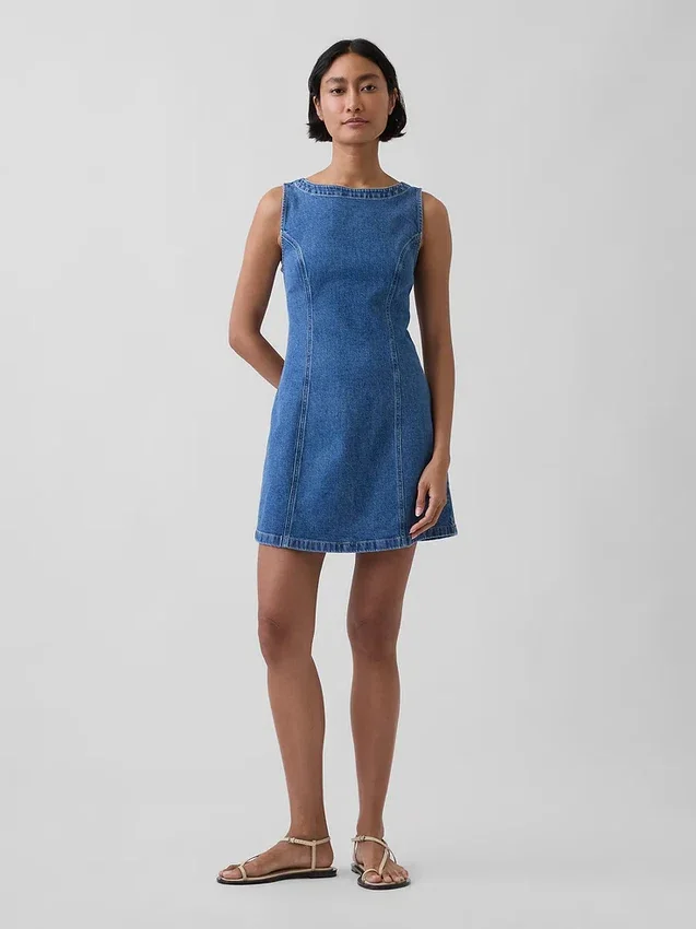 Mini vestido de mezclilla con cuello de barco y espalda abierta