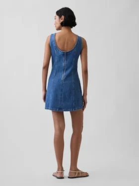 Mini vestido de mezclilla con cuello de barco y espalda abierta