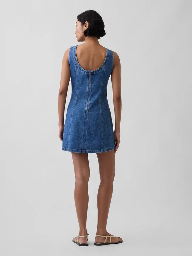 Mini vestido de mezclilla con cuello de barco y espalda abierta