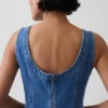 Mini vestido de mezclilla con cuello de barco y espalda abierta