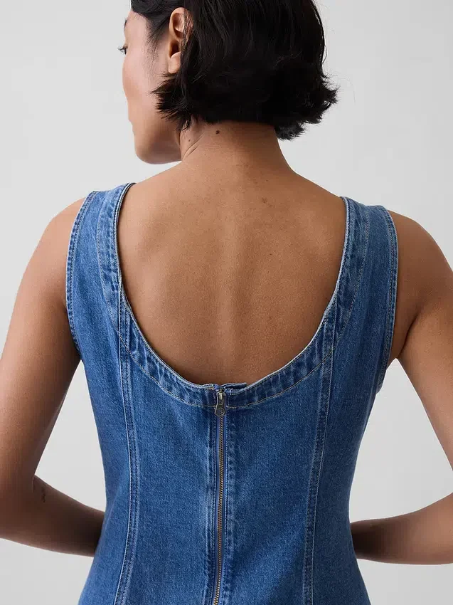 Mini vestido de mezclilla con cuello de barco y espalda abierta